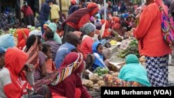 Suasana sebuah pasar tradisional di Papua sebelum terjadinya pandemi. (Foto: Alam Burhanan/VOA). Pemerintah akan menaikkan besaran dana otonomi khusus untuk provinsi Papua dan Papua Barat.