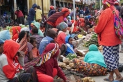 Suasana sebuah pasar di Papua. Perebakan virus corona di Papua, Senin, 13 April 2020, makin memprihatinkan seiring bertambahnya jumlah kasus dan wilayah yang terjangkit. (Foto: Alam Burhanan/VOA)