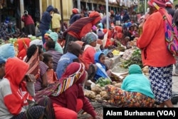 Suasana sebuah pasar di Papua, Senin, 13 April 2020. (Foto: Alam Burhanan/VOA)