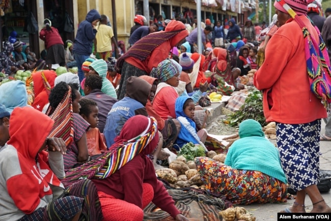 Suasana sebuah pasar di Papua. Perebakan virus corona di Papua, Senin, 13 April 2020, makin memprihatinkan seiring bertambahnya jumlah kasus dan wilayah yang terjangkit. (Foto: Alam Burhanan/VOA)