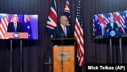 Australijski premijer Skot Morison tokom video sastanka sa britanskim premijerom i predsednikom SAD