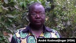 Commissaire de police Nguémadjita Tadihorbé rescapé de l'attantat Kamikaze du 15 juin 2016 devant le commissariat central de N'Djamena. (VOA/André Kodmadjingar)