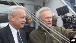 Clint Eastwood dan Tom Hanks di lokasi pembuatan film "Sully" (2016).