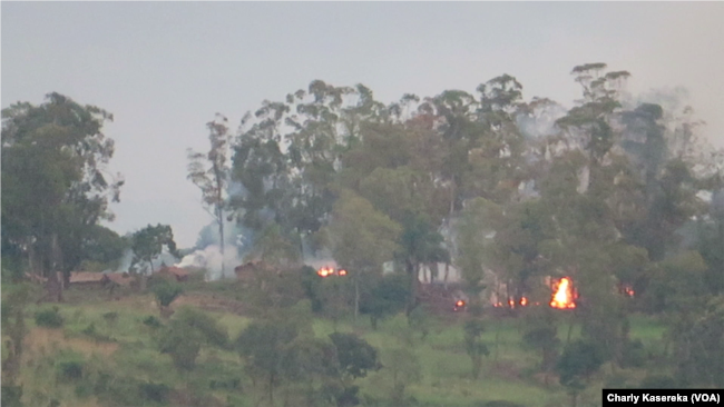 Le camp de Nyabitale incendié, le 5 Juin 2017. (VOA/Charly Kasereka)