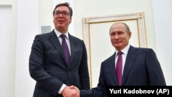 Predsednici Rusije i Srbije Vladimir Putin i Aleksandar Vučić rukuju se tokom susreta u Moskvi, 2. oktobra 2018. 