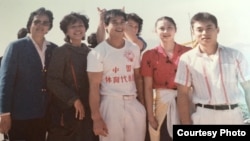 上世纪80年代，薛荫娴（左）和中国体育代表团，中间穿白色T恤者为李宁。（受访者提供）