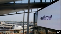 Layar lebar di Terminal 2 Bandara Heathrow di London, Inggris, 23 April 2014.