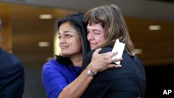 Pramila Jayapal, à gauche, vient d’être élue au siège de la Chambre des représentants, à la mairie de Seattle, le 9 novembre 2016.