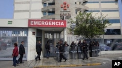 Petugas anti huru-hara berjaga di depan klinik Centenario dimana mantan Presiden Peru, Alberto Fujimori dirawat, di Lima, Peru, Kamis, 4 Oktober 2018 (foto: AP Photo/Martin Mejia)