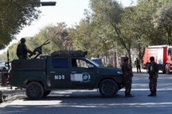 Kendaraan militer dan petugas keamanan berjada di sekitar kampus Universitas Kabul, di Kabul, Afghanistan, 2 November 2020.