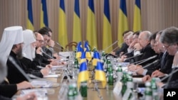 Ukraine political, government, opposition and religious leaders hold a round-table meeting in Kyiv, Ukraine, Dec. 13, 2013. 