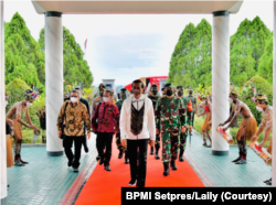 Presiden Jokowi didampingi Menteri Investasi/Kepala Badan Koordinasi Penanaman Modal Bahlil Lahadalia dan Panglima TNI Marsekal Hadi Tjahjanto tiba di Bandar Udara Sentani, Kabupaten Jayapura, Provinsi Papua, Jumat (01/10/2021) sore. (Foto: Courtesy/BPMI