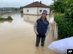 Mještanin Doboj Juga ispred svoje kuće