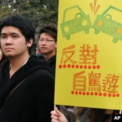 香港民眾自制標語牌抗議粵港自駕遊