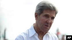 Menlu AS John Kerry memberikan keterangan kepada media terkait penggerebekan teroris di Afrika Utara oleh tentara AS, saat meninjau pabrik pengolahan tuna di Bali (6/10). 