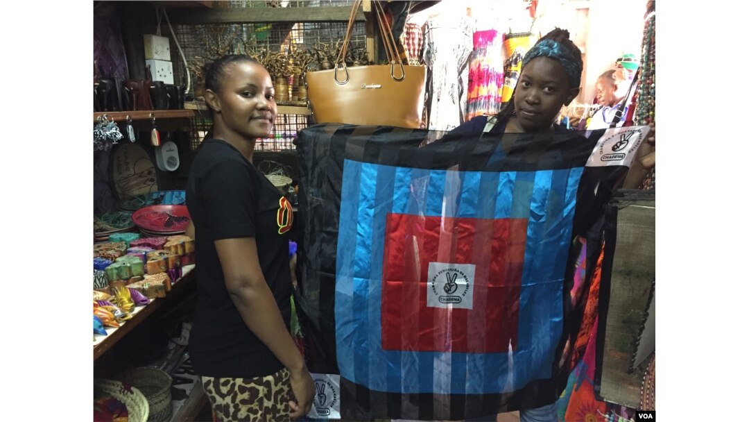 Chadema supporters show their party flag in a curio shop in Dar es Salaam, Oct. 24, 2015. (Jill Craig/VOA)
