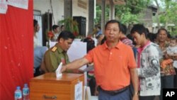 ປະຊາຊົນລາວປ່ອນບັດເລືອກຕັ້ງເອົາສະມາຊິກສະພາຜູ້ແທນແຫ່ງຊາດລາວ ຊຸດທີ 7 ທີ່ສະຖານທີ່ປ່ອນບັດແຫ່ງນຶ່ງ