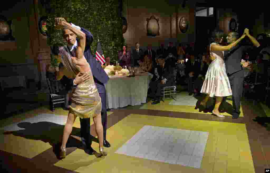 باراک اوباما رئیس جمهوری و بانوی اول آمریکا در سفرشان به آرژانتین در ضیافت شام با مقامات رسمی این کشور، تانگو رقصیدند