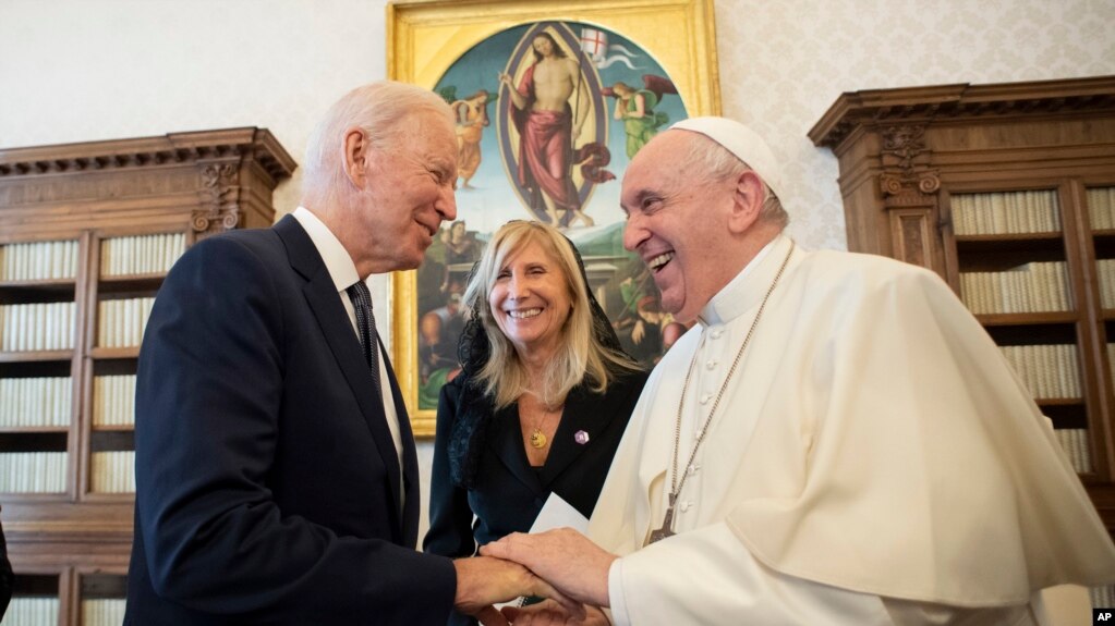 教宗方济各星期五（2021年10月29日）在梵蒂冈会晤美国总统拜登。(photo:VOA)