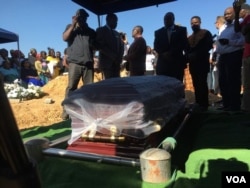 People attend the funeral on the outskirts of Harare of Sylvia Maposa, one of the six victims who died during opposition protests Wednesday in central Harare, Aug. 4, 2018. (C. Mavhunga/VOA)