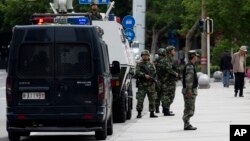 Polisi paramiliter China melakukan penjagaan di Urumqi, ibukota provinsi Xinjiang (foto: dok). China mengatakan mereka menghadapi ancaman “teror” mendesak, terutama di wilayah Xinjiang. 