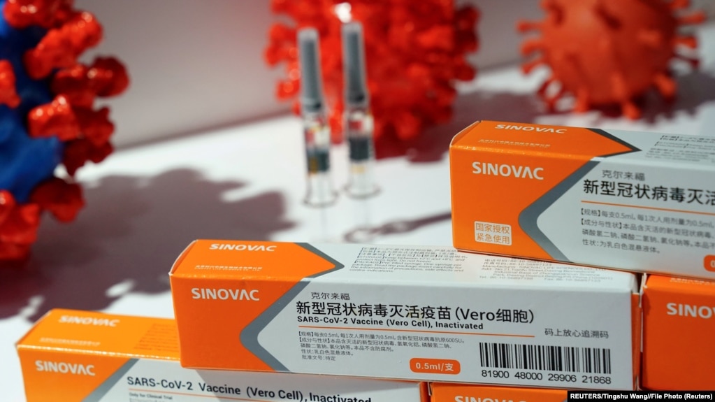 北京举行的中国国际服务贸易交易会科兴公司展台上摆放的新冠疫苗。(2020年9月4日)