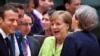 Fransa Cumhurbaşkanı Macron (solda) ilk kez katıldığı Avrupa Birliği Zirvesi'nde diğer liderlerden yoğun ilgi gördü. 