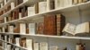 Beberapa dari 11.000 karya dalam koleksi Valmadonna Library Trust dipajang di Sotheby's di New York. Perpustakaan Nasional Israel mengatakan jumlah pengunjung ke situs berbahasa Arabnya naik lebih dari dua kali lipat pada 2021. (Foto: AP) 