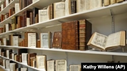 Beberapa dari 11.000 karya dalam koleksi Valmadonna Library Trust dipajang di Sotheby's di New York. Perpustakaan Nasional Israel mengatakan jumlah pengunjung ke situs berbahasa Arabnya naik lebih dari dua kali lipat pada 2021. (Foto: AP) 