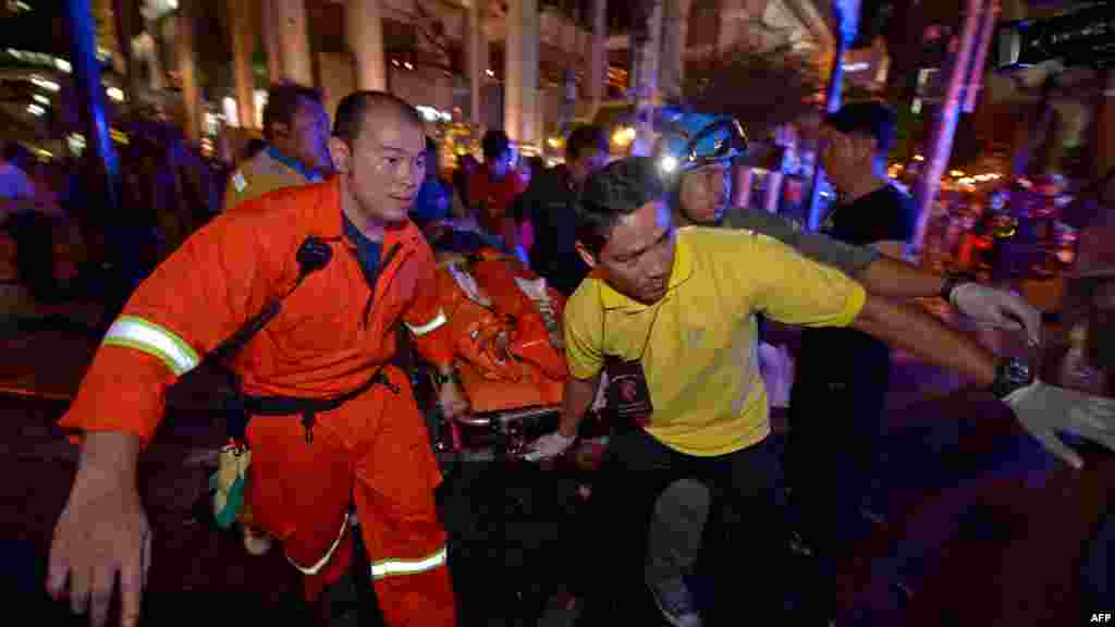 Des secouristes évacuent une blessée, Bangkok, 17 août 2015