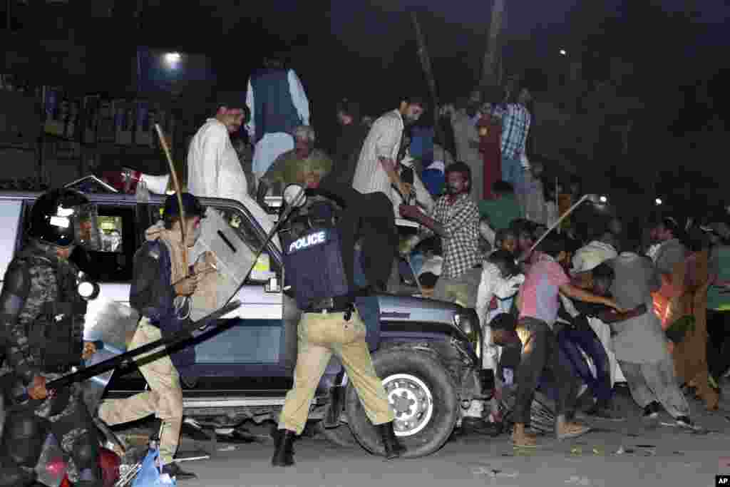 لاہور کے مختلف علاقوں سے ایئر پورٹ جانے کی کوشش کرنے والے کارکنوں کی پولیس اور رینجرز کے ساتھ مختلف مقامات پر جھڑپیں بھی ہوئیں۔