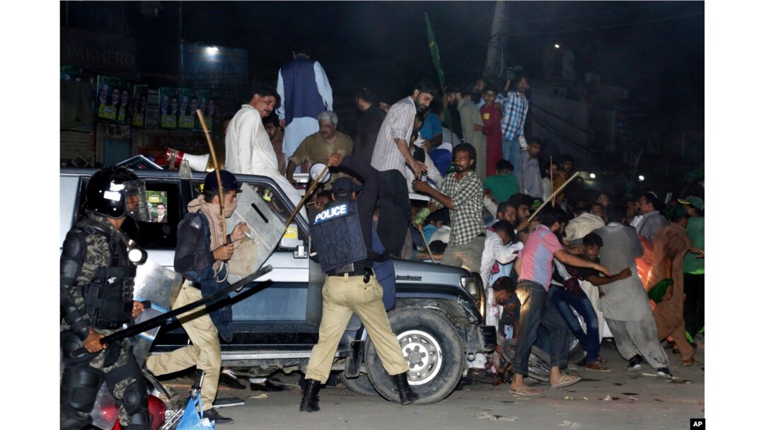 Polisi berupaya membubarkan pendukung mantan Perdana Menteri Nawaz Sharif di Lahore, Pakistan, Jumat, 13 Juli 2018.