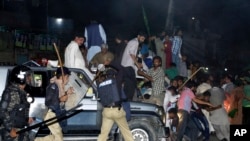 لاہور کے مختلف علاقوں سے ایئر پورٹ جانے کی کوشش کرنے والے کارکنوں کی پولیس اور رینجرز کے ساتھ مختلف مقامات پر جھڑپیں ہوئی تھیں۔