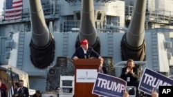 Donald Trump habló a bordo del buque de guerra USS Iowa, en Los Ángeles, el martes, 15 de septiembre de 2015.
