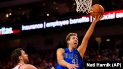 Photo d'archives: Dirk Nowitzki (41) de Dallas Mavericks' et Pau Gasol (16) de Chicago Bulls', vendredi 23 octobre 2015.