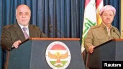 Iraqi Kurdish President Massoud Barzani (R) and Iraqi Prime Minister Haider al-Abadi attend a joint news conference, in Irbil, April 6, 2015.