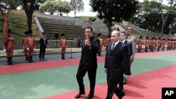 Venezuelan President Hugo Chavez (L) and Russian Prime Minister Vladimir Putin receive military honors at the Presidential palace Miraflores in Caracas, 02 Apr 2010