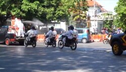 Penyemprotan disinfektan di berbagai jalanan di Solo saat awal PPKM Darurat, (6/7). (Foto: Courtesy/Pemkot Surakarta)