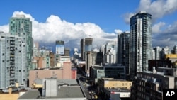 A snowless and sunny Vancouver skyline.