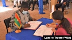 Signature de la convention d’attribution de fréquence à la Radio Jeunesse Sahel Ouagadougou le 13 avril 2021. 