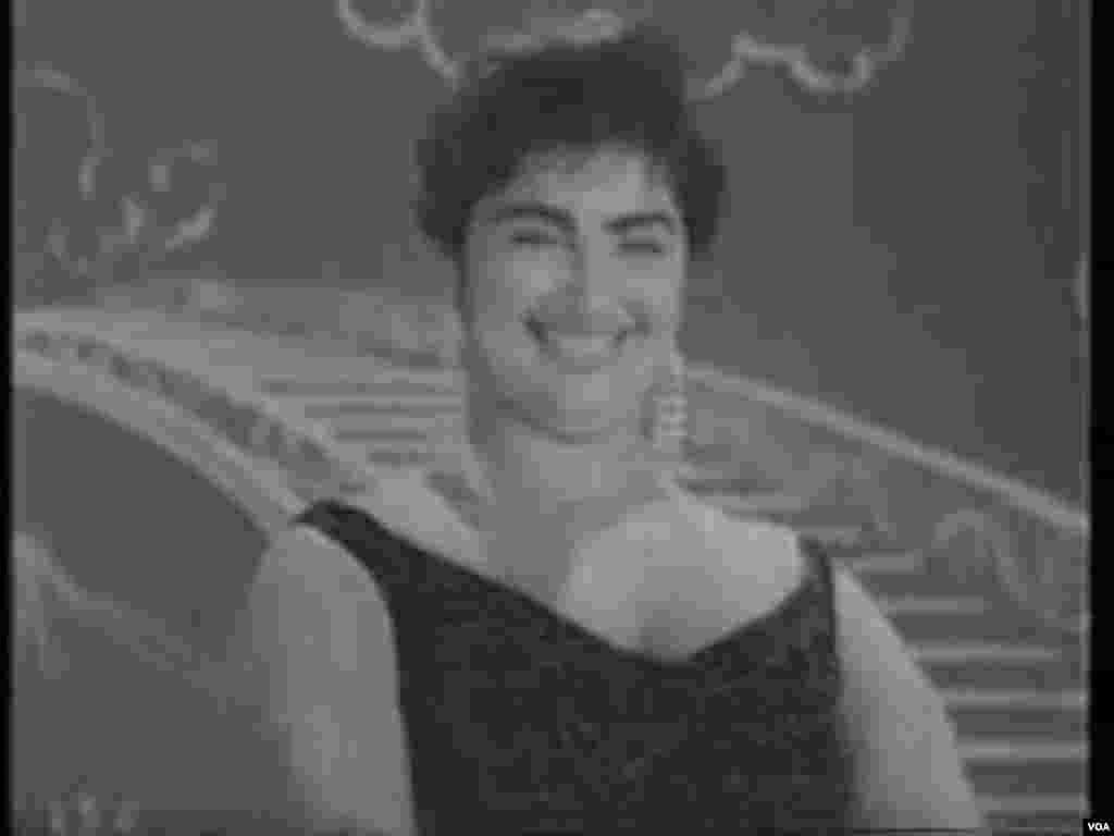 معصومۀ عزيزی بروجردی (مهوش) ۱۳۳۲-۱۲۹۹اولين خواننده زن موسيقی سبک کوچه و بازار در ايران سيمين بهبهانی، شاعر به نام ايران رازماندگاری مهوش را از زبان مهوش می گويد: "....من به اين زودی ها از ياد نمی روم. رويم را پس بزنيد. اين طاقه شال خفه ام می کند. خسته شده ام. هر شب يک برنامه ی يکنواخت دارم: اين دس کجه؟ اين پا کجه؟ اين...همه اش همين نيست.آوازکی هم می خوانم. دوسه تا تصنيف بازاری هم هست.ادا و اطوارهم فراوان دارم: اما همه را به شوق ان برنامه پايانی می شنويد. برای آن که همه ی کج ها را نشان بدهم و شما راستی شان را تصديق کنيد و دست آخر با اشاره ئی به گندم حوّا از" بهشت تهران" بيرونتان کنم. همين و بس ..."