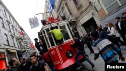Un tramway dans la rue d'Istikal à Istanbul, le 5 avril 2014.