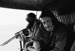 Ngày 7/01/1967, nhà văn John Steinbeck trên chuyến bay quan sát cuộc chiến Việt Nam từ một chiếc trực thăng UH-1B “Huey”, thuộc Trung Đoàn Không Kỵ 10 đồn trú tại Pleiku, bên cạnh ông là viên xạ thủ khẩu đại liên M60 7.62 mm. Mấy ngày sau sau Tết Mậu Thân, Thomas Myles Steinbeck con trai cả của Steinbeck cũng bị đưa sang Việt Nam và từng là một xạ thủ đại liên trực thăng. [nguồn: Associated Press]