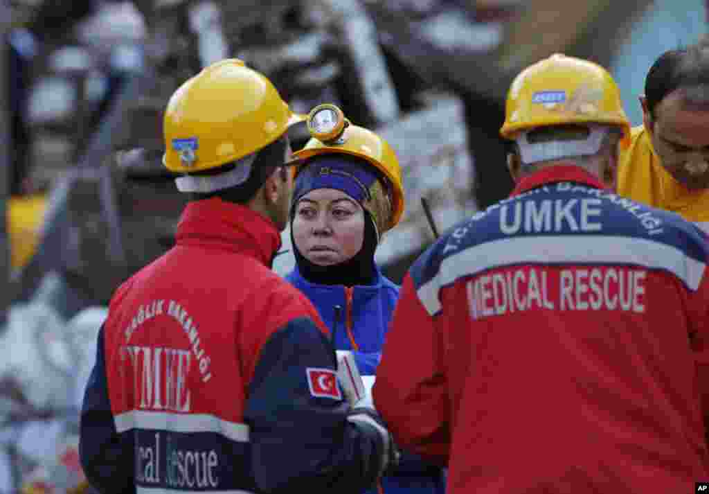 Members of a rescue team wait outside the coal mine in Soma, western Turkey, May 15, 2014.