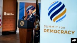 美国总统拜登在线上的“民主峰会”上致闭幕词。（2021年12月10日）