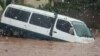 Chapa submerso após chuvas da madrugada de 16 de Dezembro em Maputo.