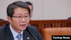 류길재 한국 통일부 장관이 9일 국회 외교통일위원회에서 의원들의 질의에 답변하고 있다.