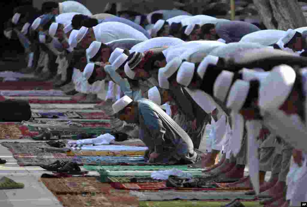 پاکستان کے صوبہ خیبر پختونخوا میں نماز عید کے اجتماعات کھلی جگہوں پر منعقد کیے گئے تاہم کئی مقامات پر احتیاطی تدابیر کو نظر انداز کیا گیا۔