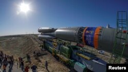 Un logo de la Copa FIFA 2018 es visto en la nave Soyuz MS-09 que llevará a la próxima tripulación a la Estación Espacial Internacional.