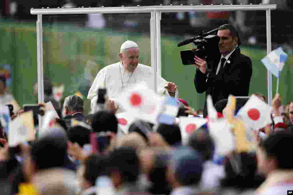 El papa Francisco saluda a la multitud desde su papamóvil, en el estadio de béisbol de la prefectura de Nagasaki, donde celebró una misa el domingo 24 de noviembre de 2019, en Nagasaki, Japón. (Foto AP / Kiichiro Sato).